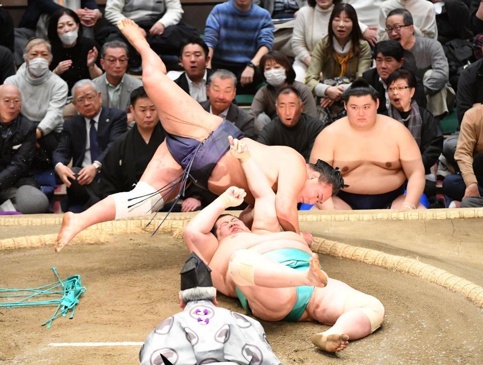 琴桜（手前）を上手投げで破った豊昇龍（撮影・開出牧）