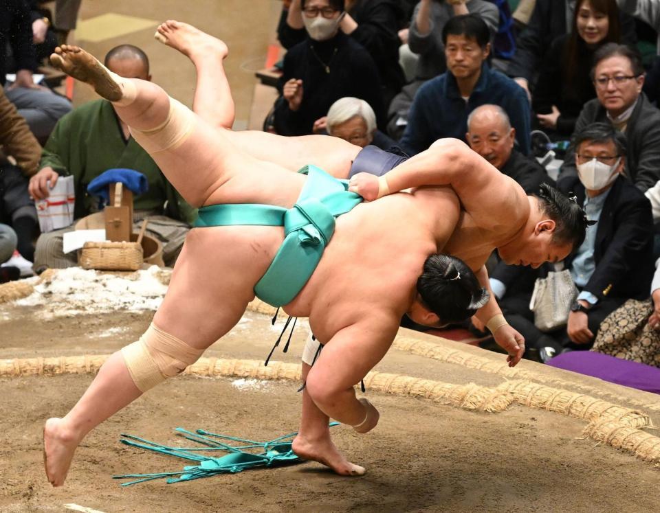 豊昇龍（奥）は上手投げで琴桜を下す