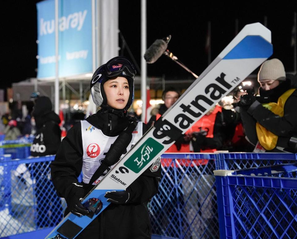 ２回目の飛躍を終え引き揚げる高梨沙羅