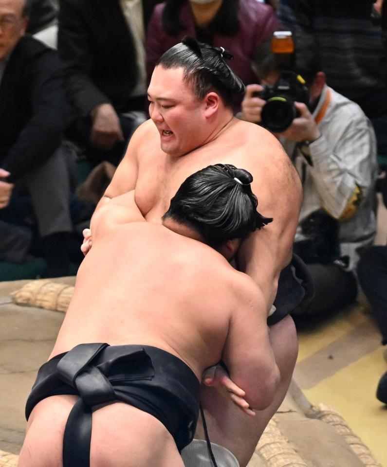 若元春（手前）に寄り切りで敗れる朝乃山