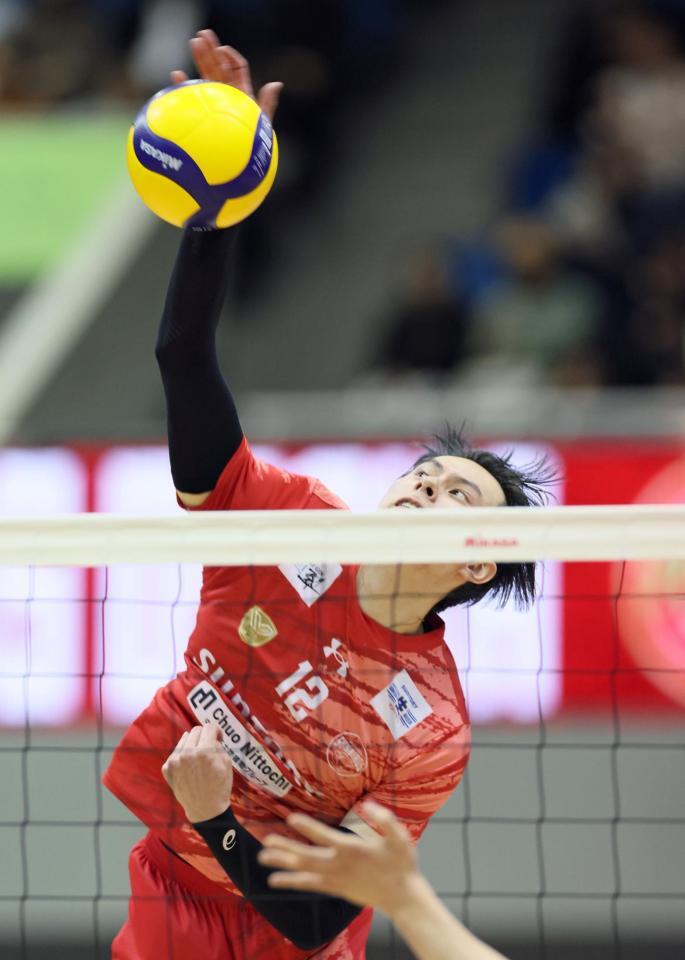 スパイクを決めるサントリー・高橋藍（撮影・立川洋一郎）