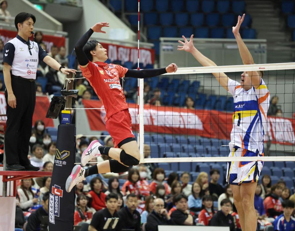 スパイクを放つサントリー・高橋藍（撮影・立川洋一郎）