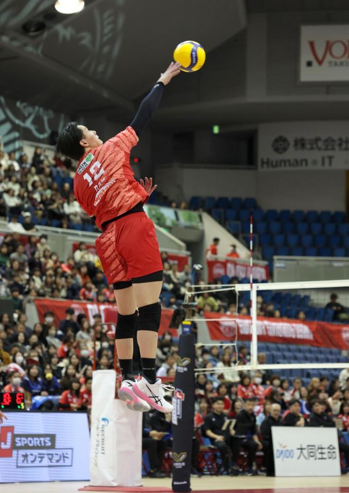 サーブを放つサントリー・高橋藍（撮影・立川洋一郎）