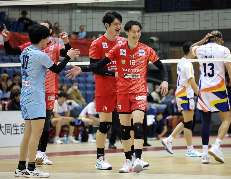 得点を挙げ笑顔を見せるサントリー・高橋藍（中央）＝撮影・立川洋一郎