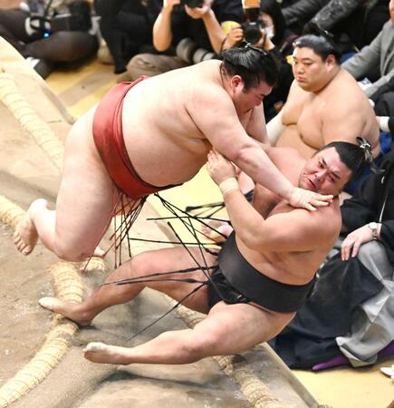 　浴びせ倒しで霧島（右）を破る熱海富士（撮影・斉藤直己）