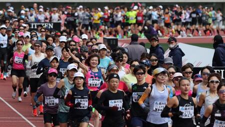一斉に走り出す選手たち（撮影・中田匡峻）
