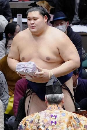 　懸賞金を受け取る大の里＝２３日