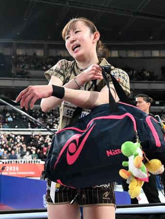 優勝を逃し、悔しさをにじませながら引き揚げる早田ひな（