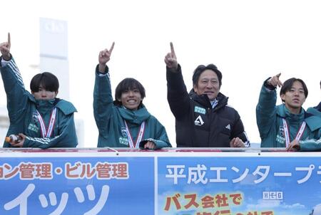 優勝報告会でポーズをとる青学大の原監督（右から２人目）と黒田朝日（同３人目）