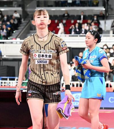 女子シングルス決勝、第２ゲームを奪われ肩を落とす早田ひな