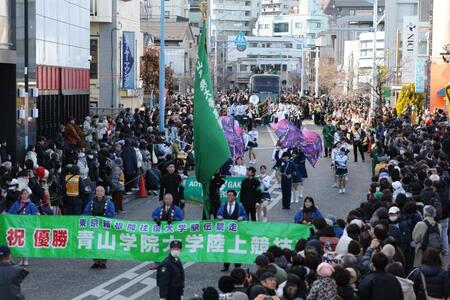 優勝パレードを青学大の選手ら