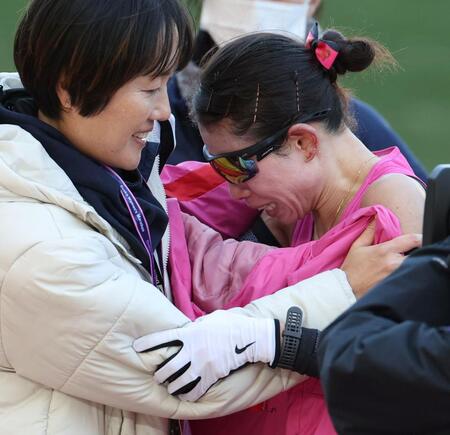 ７位でゴールした松田瑞生（右）＝撮影・中田匡峻