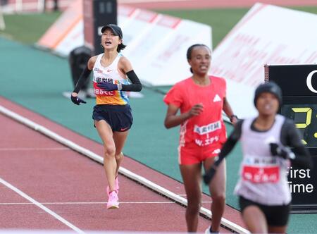 ４位でゴールする矢田みくに（奥）＝撮影・中田匡峻