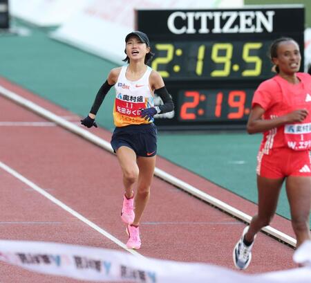 ４位でゴールした矢田みくに（撮影・中田匡峻）