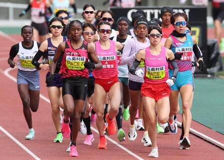 先頭集団で力走する松田瑞生（中央）＝撮影・中田匡峻