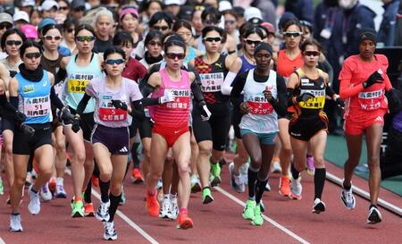 スタートする松田瑞生（中央）＝撮影・中田匡峻