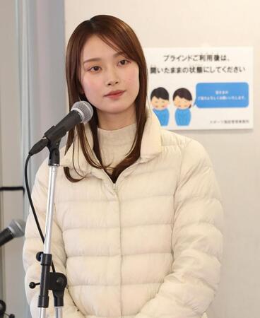 記者会見の司会を務める関西テレビ・橋本和歌子アナウンサー（撮影・中田匡峻）