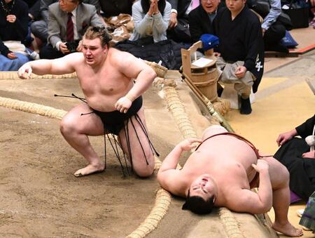 優勝決定戦で、安青錦（左）は首投げで熱海富士を破る
