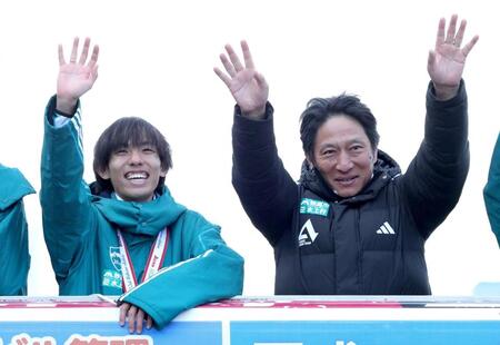 優勝報告会で手を振る青学大・黒田朝日（左）と原晋監督（撮影・西岡正）