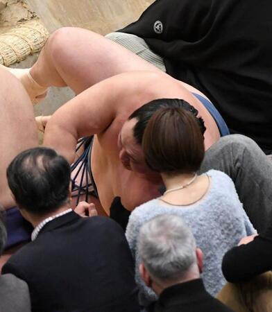 土俵から吹き飛ばされる玉鷲。手前の女性は畑野ひろ子