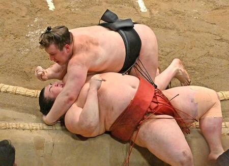 優勝決定戦、安青錦（上）が首投げで熱海富士を下す