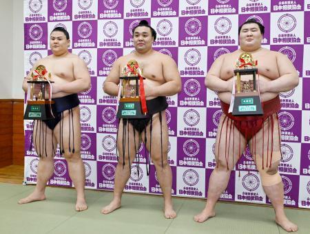 　三賞の受賞力士。（左から）殊勲賞の義ノ富士、敢闘賞の霧島、熱海富士＝両国国技館（代表撮影）