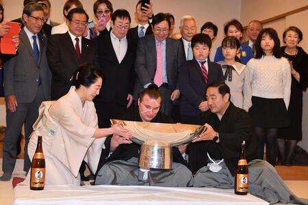 祝勝会で大杯を手に笑顔の安青錦（中央）。右は安治川親方、左は女将の杉野森絵莉さん（撮影・開出牧）