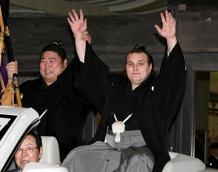 旗手を務める若元春（左）の横でバンザイする安青錦（撮影・佐藤厚）