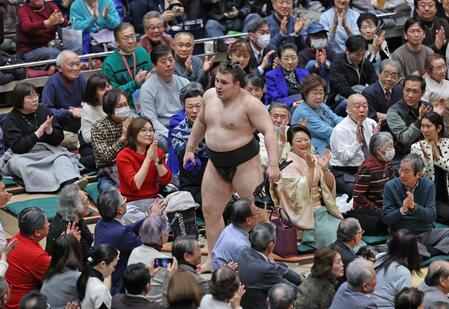 優勝決定戦で熱海富士を下し、ファンの声援を浴びながら引き揚げる安青錦