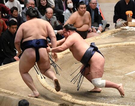 大の里（左）を寄り切りで破った豊昇龍（撮影・佐藤厚）