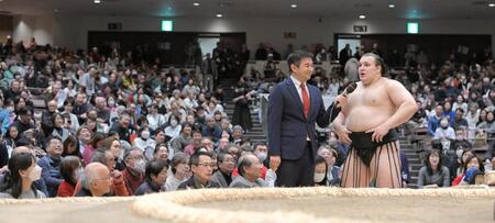 ２場所連続優勝を果たしインタビューを受ける安青錦（代表撮影）