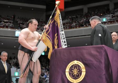 ２場所連続優勝を果たし優勝旗を受け取る安青錦両国国技館