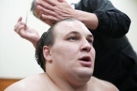 優勝決定戦で熱海富士を下し２場所連続優勝を飾った安青錦（代表撮影）