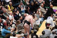 ２４日の取組大の里に敗れ土俵に頭を下げて引き揚げる安青錦（撮影・開出牧）