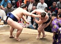安青錦（右）を押し倒しで下した大の里（撮影・佐藤厚）