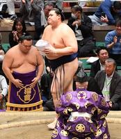 分厚い懸賞を手に引き揚げる大の里（撮影・開出牧）