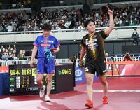 松島輝空（右）に準決勝で敗れた張本智和（撮影・石井剣太郎）