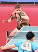 女子シングルス決勝、ショットを放つ早田ひな