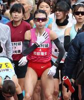 スタート前、胸に手を当てる松田瑞生（撮影・中田匡峻）