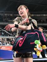 優勝を逃し、悔しさをにじませながら引き揚げる早田ひな（