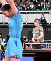 女子シングルス決勝、張本美和（手前）に敗れて悔しさをにじませる早田ひな