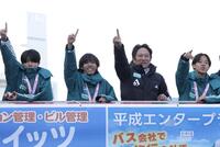 優勝報告会でポーズをとる青学大の原監督（右から２人目）と黒田朝日（同３人目）