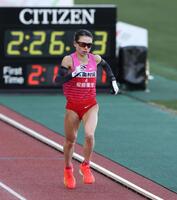 ７位でゴールする松田瑞生（撮影・中田匡峻）