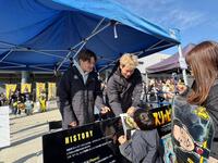 試合前に募金活動を行った辻直人（左）と谷口大智