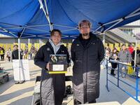 試合前に募金活動を行った辻直人（左）と谷口大智