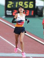 ４位でゴールした矢田みくに（撮影・中田匡峻）