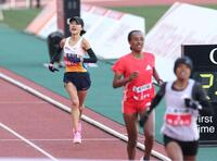 ４位でゴールする矢田みくに（奥）＝撮影・中田匡峻