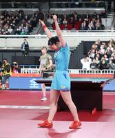 早田ひな（奥）を破り優勝を決め喜ぶ張本美和（撮影・石井剣太郎）