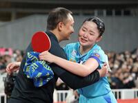 優勝し、喜ぶ張本美和（右）と父・宇さん（撮影・石井剣太郎）