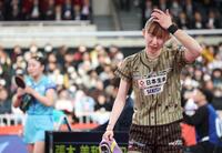 張本美和（奥）に敗れた早田ひな（撮影・石井剣太郎）